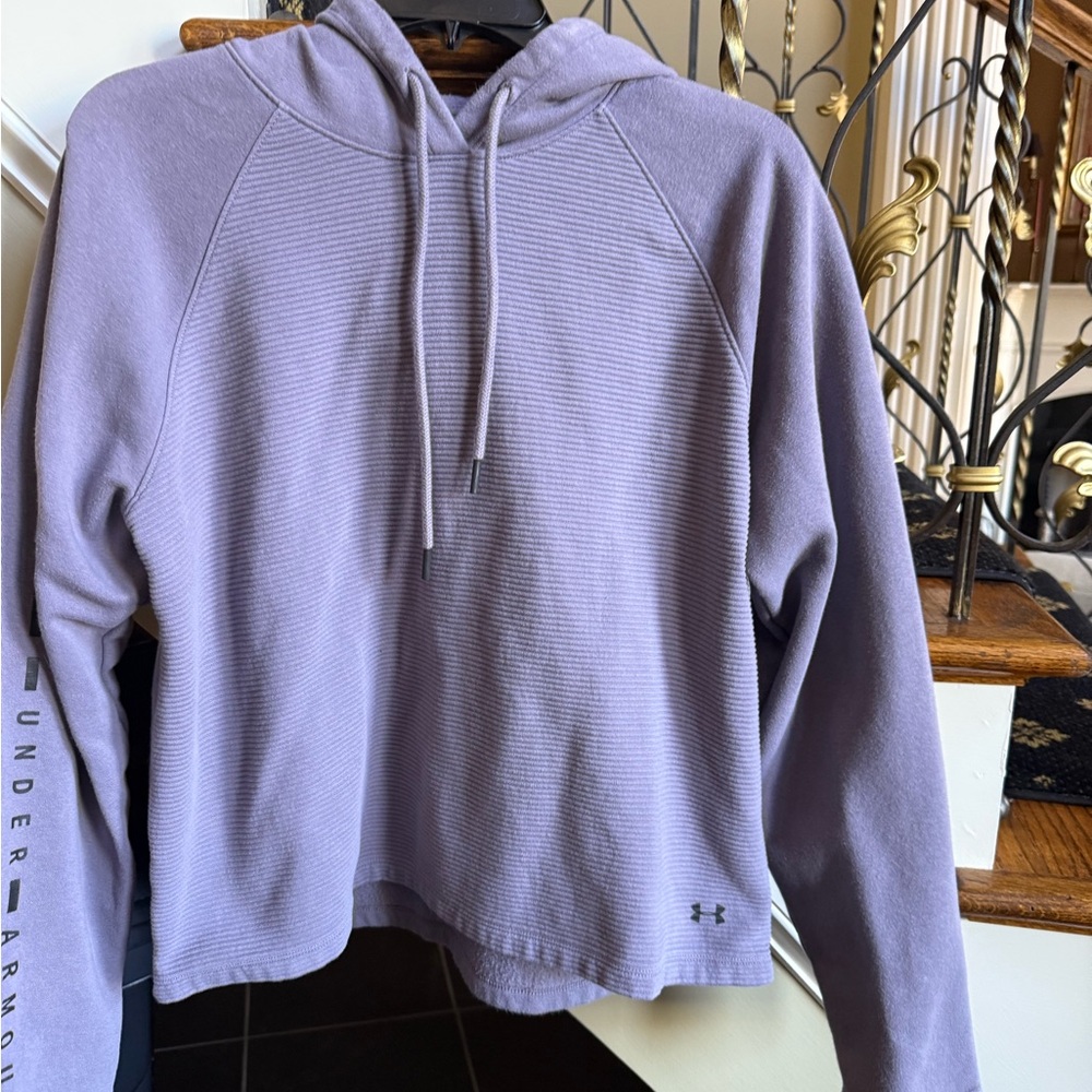 Under Armour Loose Purple Hoodie Cropped Sweatshirt. Size L . EUC